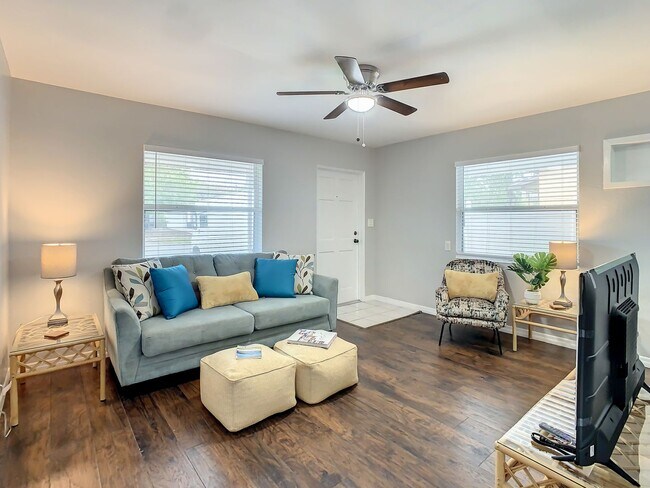 Foto del edificio - Available Today! Centrally Located St Pete House Furnished for Rent!