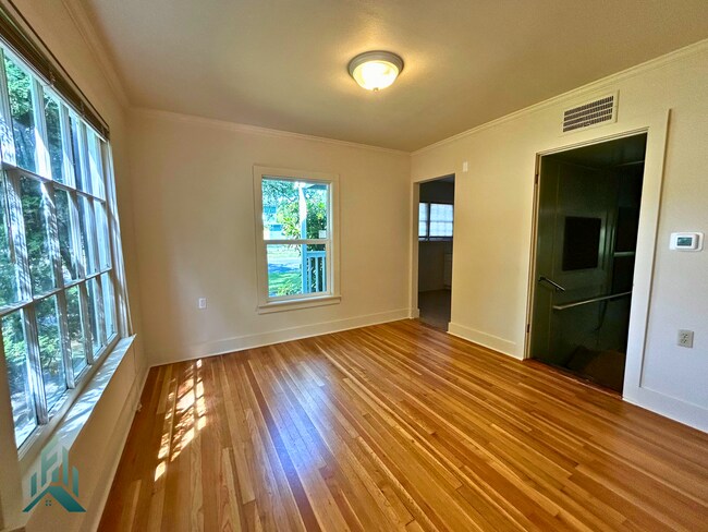 Foto del edificio - Charming 4 Bedroom Home with Hardwood Floors, Gas Fireplace & Large Fenced Yard