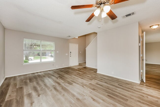 Building Photo - 819 Creekside Dr