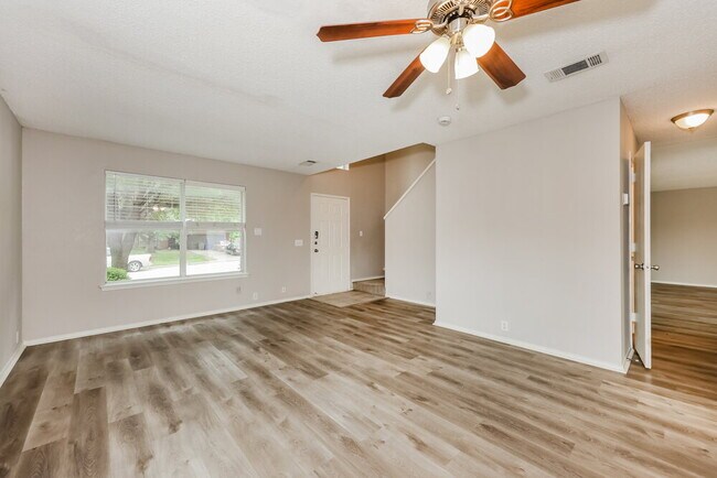 Foto del edificio - 819 Creekside Dr