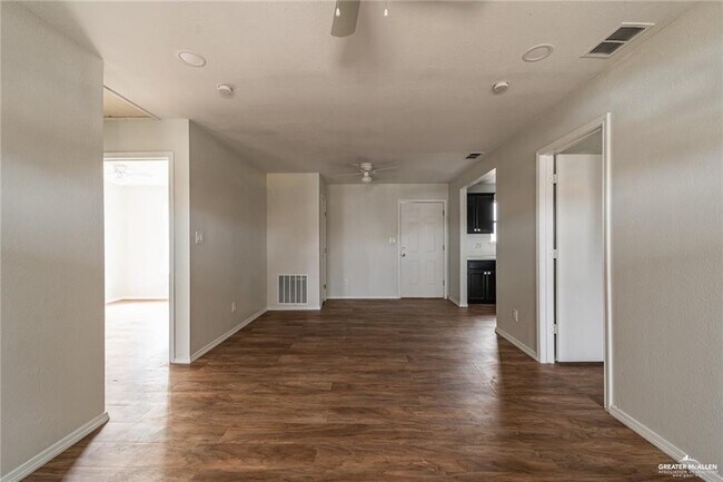Building Photo - 707 W Gabriella Ave