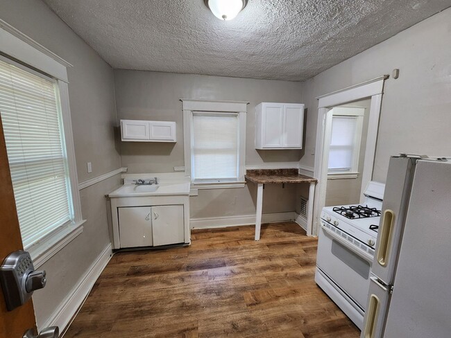 Building Photo - 15-17-17 Sawyer St