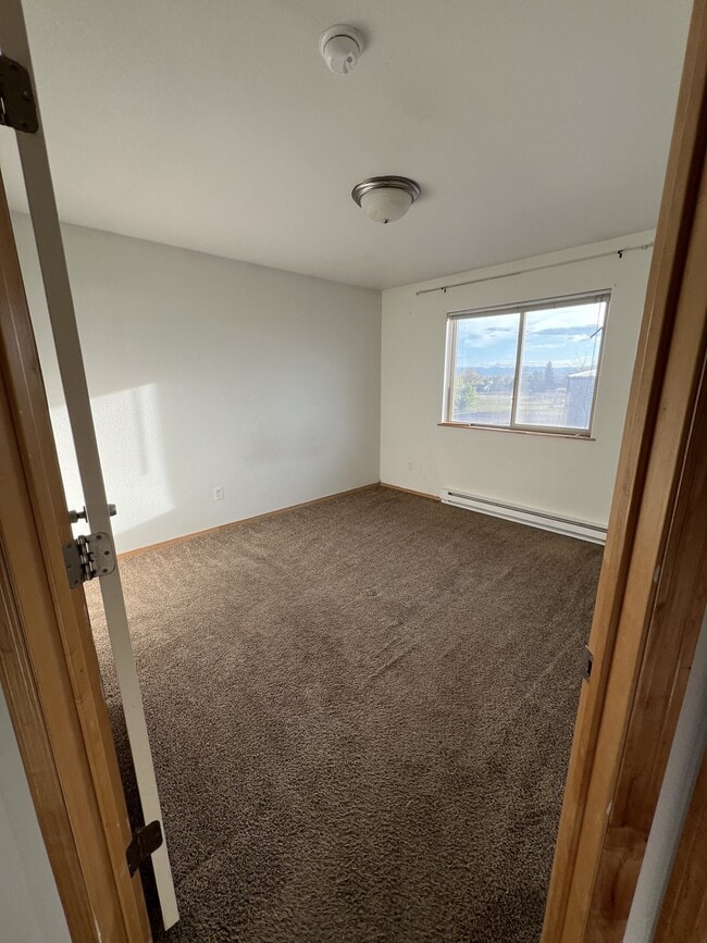 Building Photo - 906 E Main St