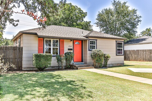 Foto del edificio - Pre-Leasing for Fall With Lawn and Alarm Service! - Charming 2 Bedroom 1 Bath!