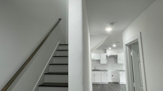 Building Photo - Beautiful house, perfect for families!!