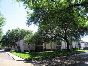 Building Photo - 801 Russell Ln