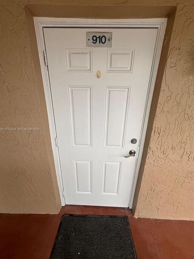 Building Photo - 910 Twin Lakes Dr