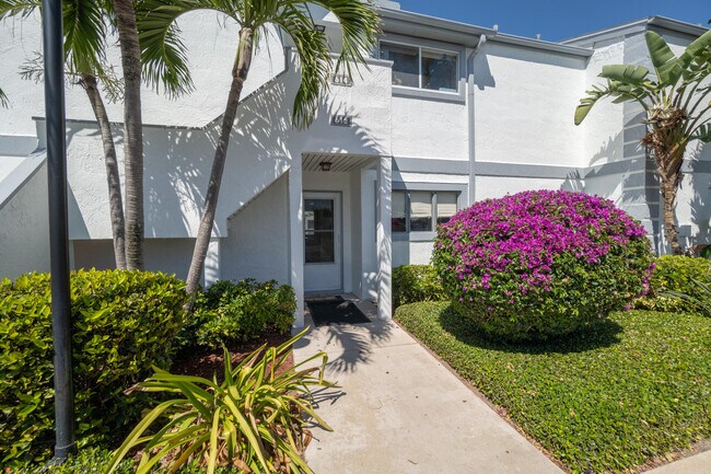 Foto del edificio - 612 Beach Park Ln