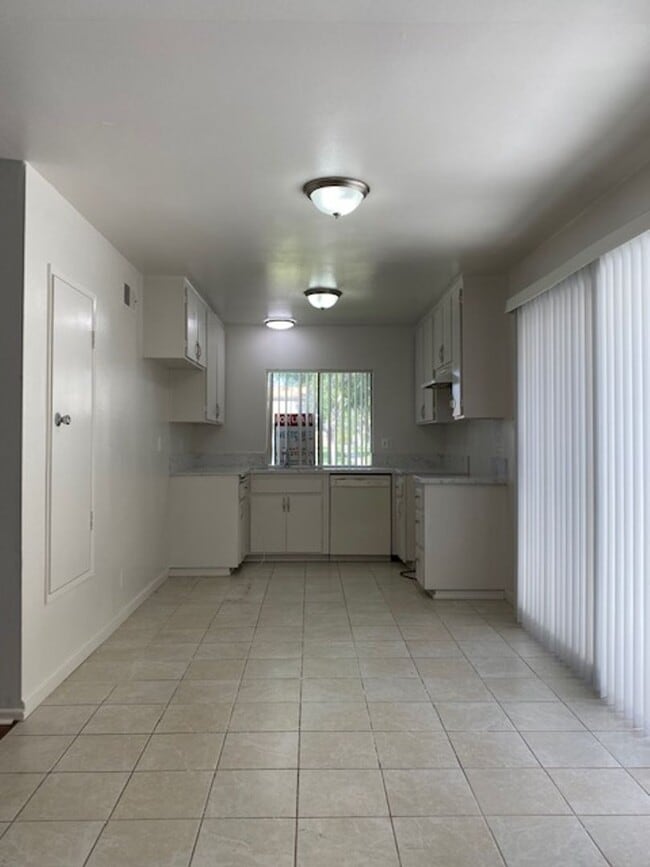 Foto del edificio - Available July 1, 2025!  A SFR for under $...