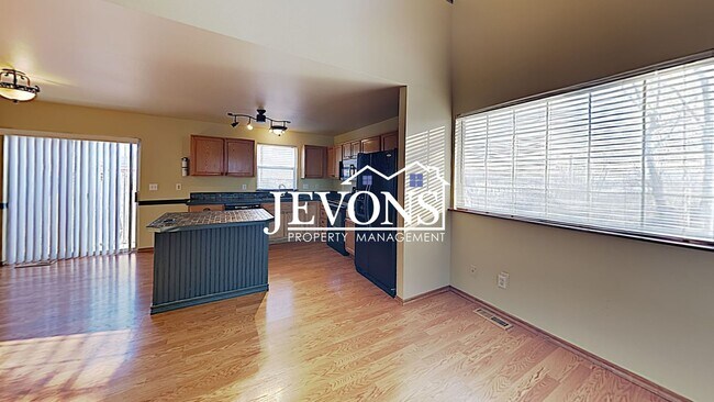 Foto del edificio - Charming home just steps from transit, par...