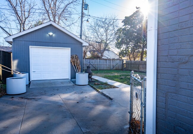 Building Photo - 2208 E 13th St