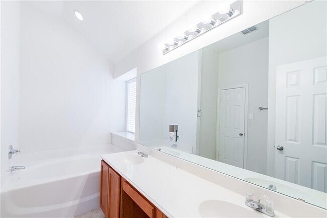 Foto del edificio - 234 Silvercreek Dr