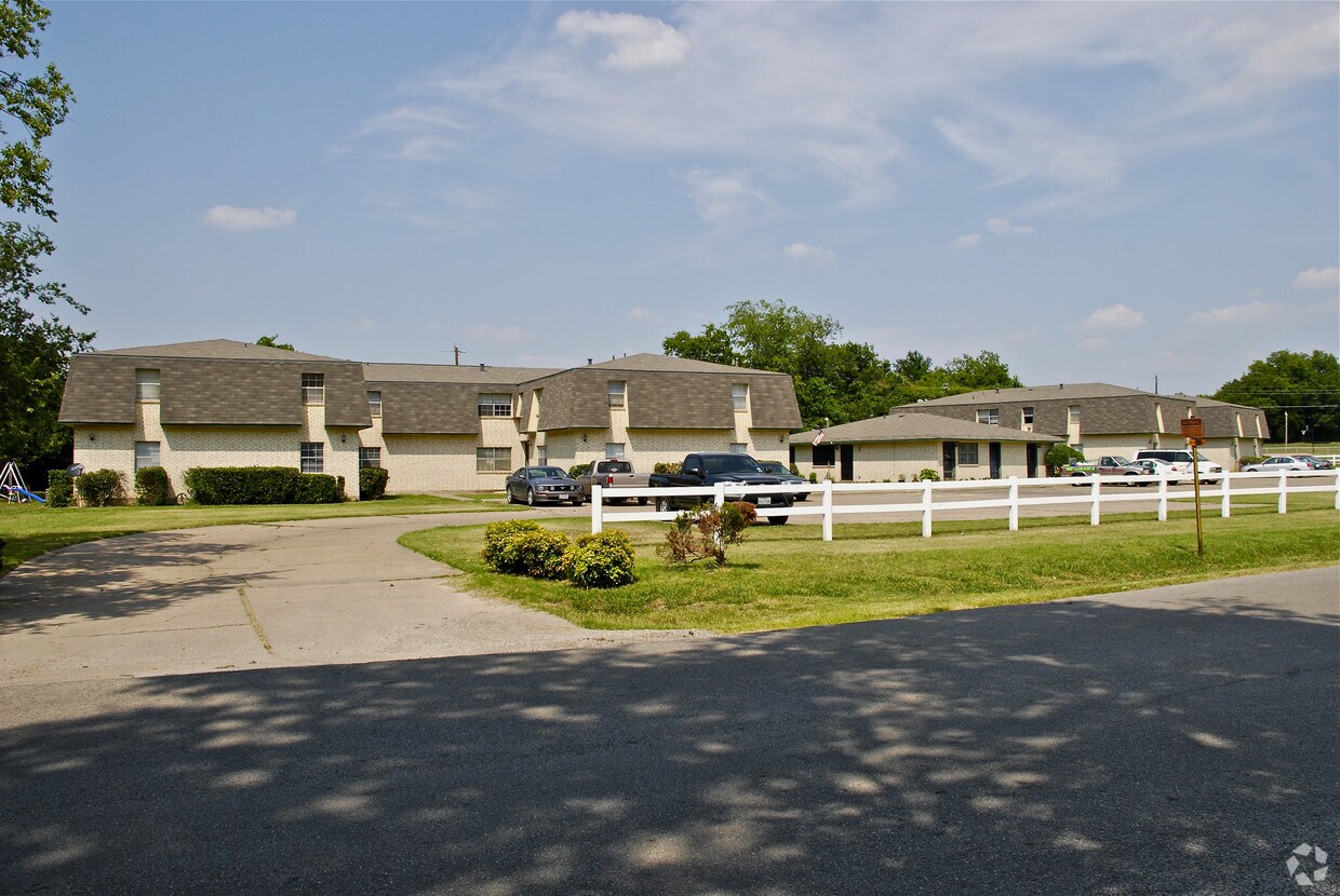 Newark Beach Estates Apartments in Newark, TX