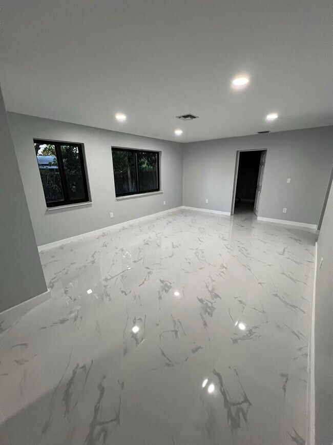 Foto del edificio - 285 NE 43rd St