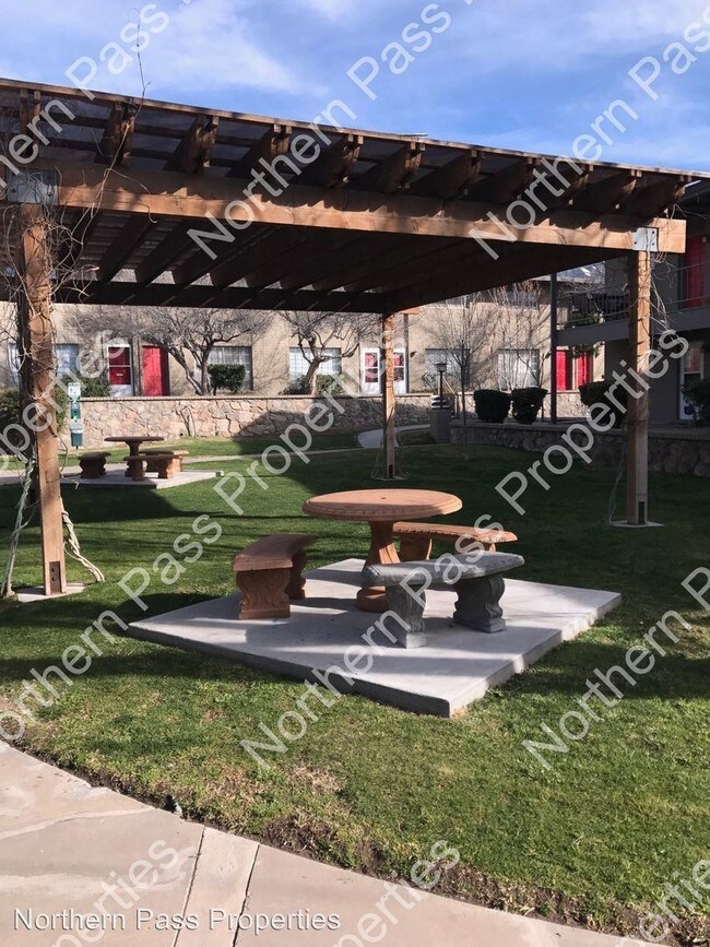 Foto del edificio - 200 Shadow Mountain Dr