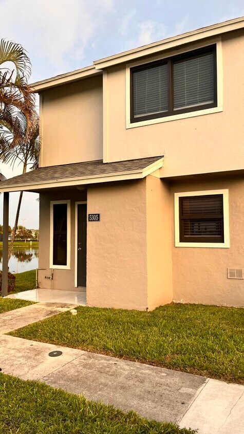 Primary Photo - 5305 Bayside Dr