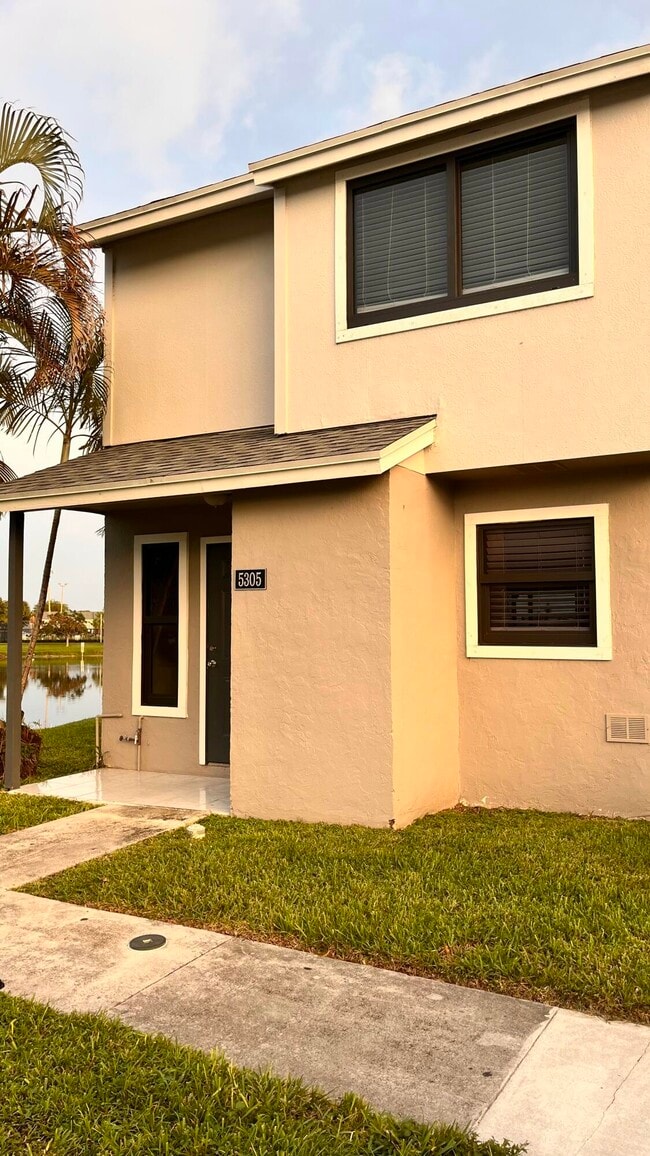 Building Photo - 5305 Bayside Dr