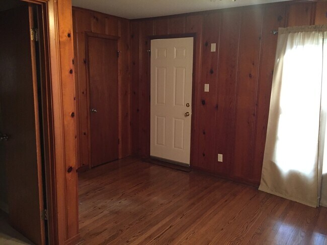 Foto del edificio - SPACIOUS HOME NEAR LINE AVENUE