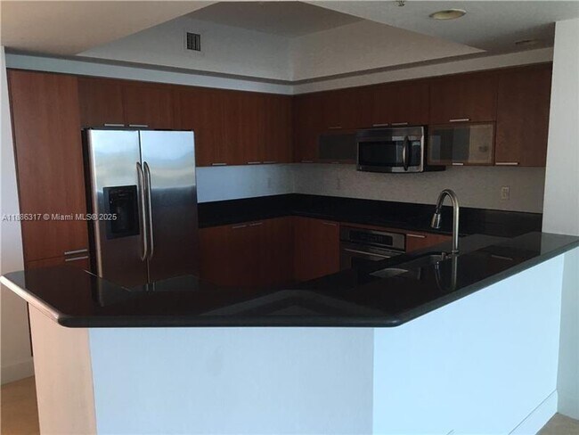 Foto del edificio - 14951 Royal Oaks Ln