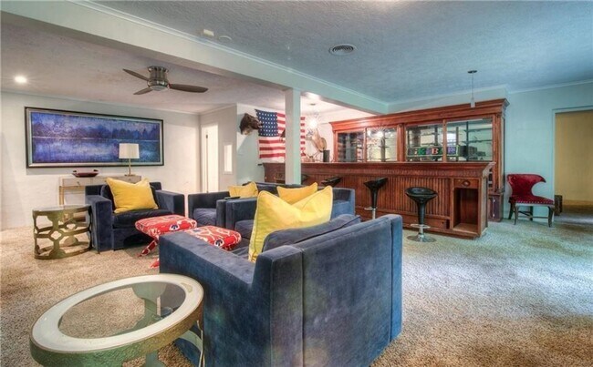 Building Photo - Tarrytown STUNNER!!!