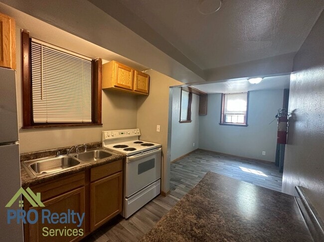 Building Photo - 480 Forest St N #1