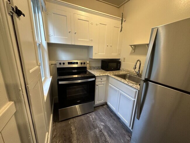 Building Photo - Newly Remodeled 1-BR Apartment with Off-Street Parking & Extra Storage!