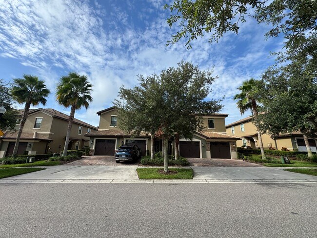 Foto del edificio - AVAILABLE NOW!!! Beautiful RENOVATED 2 Bedroom, 2 Bath Townhome in Davenport! Washer & Dryer INCL...