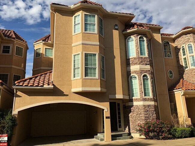 Building Photo - 2315 Potomac Dr