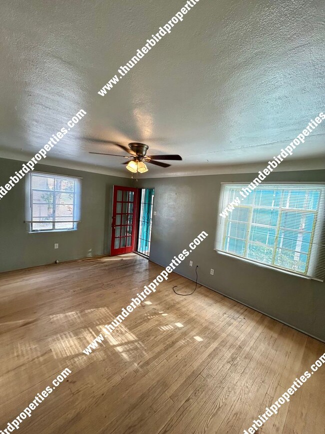 Building Photo - 1 bedroom, 1 bath near the park and CNM!