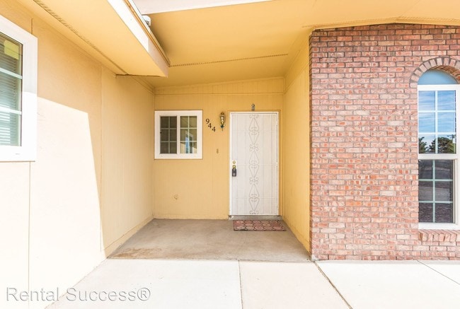 Building Photo - 944 Mallett St