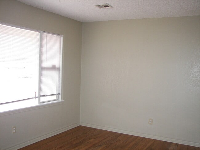 Building Photo - Cute 3 Bedrooms!