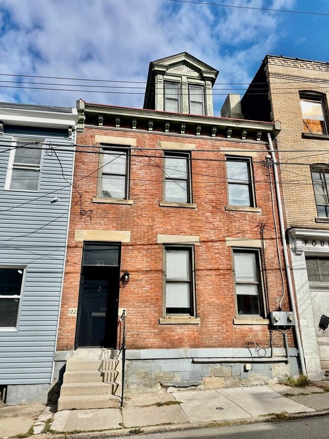 Building Photo - 112 Hemlock St