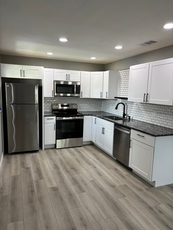 Foto del edificio - 460 Base Ave E