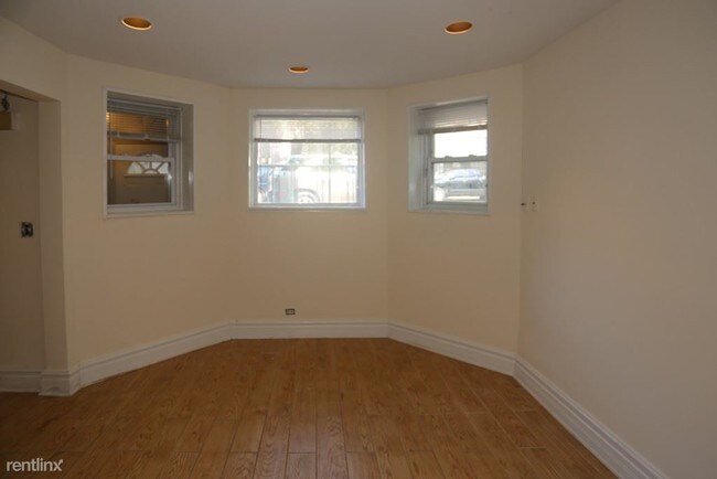 Building Photo - 2318 N Southport Ave