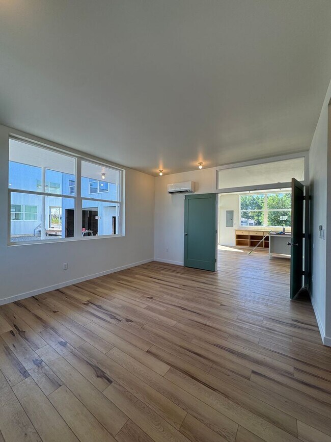 Foto del edificio - Bright 3BR/3BA with Soaring Ceilings & Lar...
