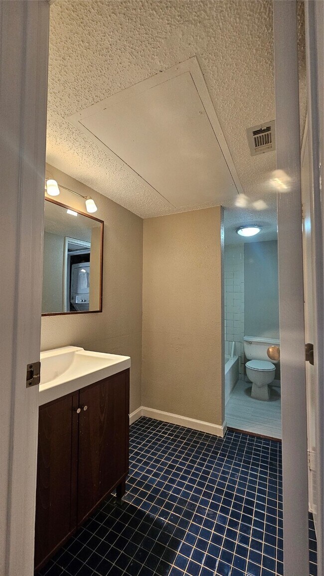 Building Photo - 2750 Holly Hall St