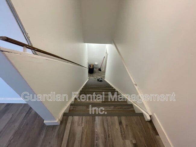Building Photo - 141 Frederica St W