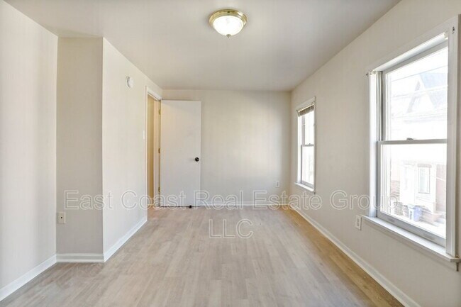 Building Photo - 2 Bedroom, 1 Bath, Central Air Conditioning, Washer Dryer in unit.