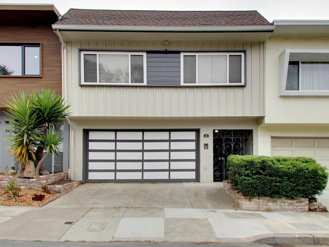 Building Photo - 4BR Home with Jaw-Dropping Views, Garage, ...