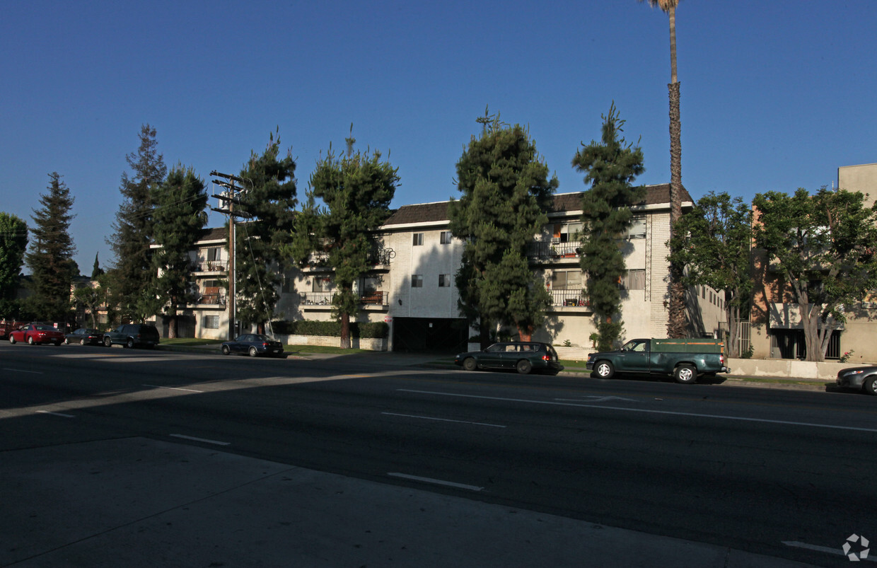 Foto del edificio - 6939-6949 Woodman Ave