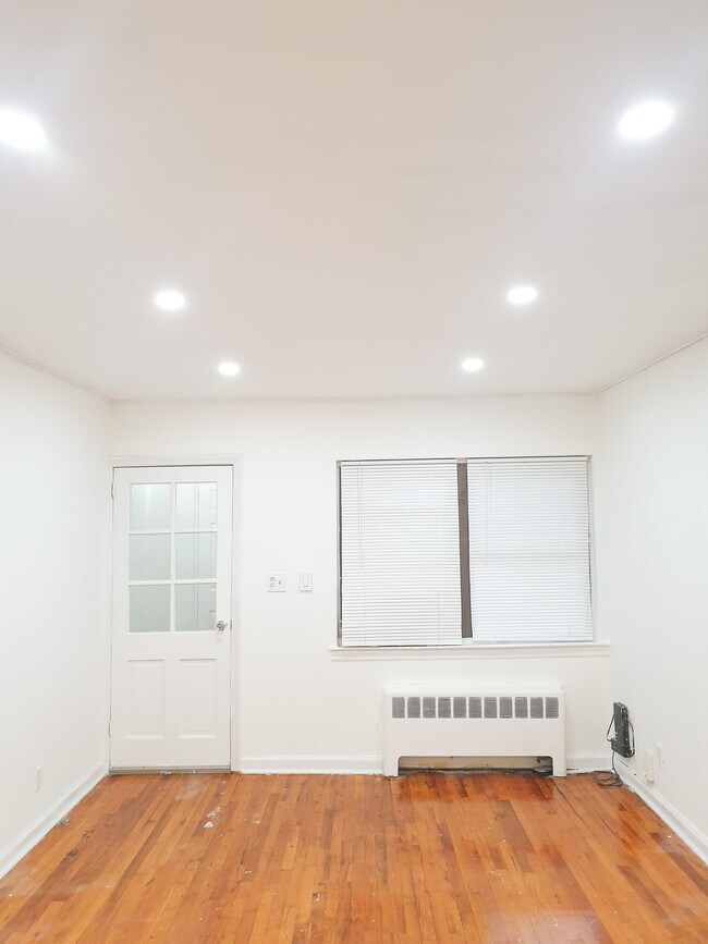 Livingroom - 270 W 236th St