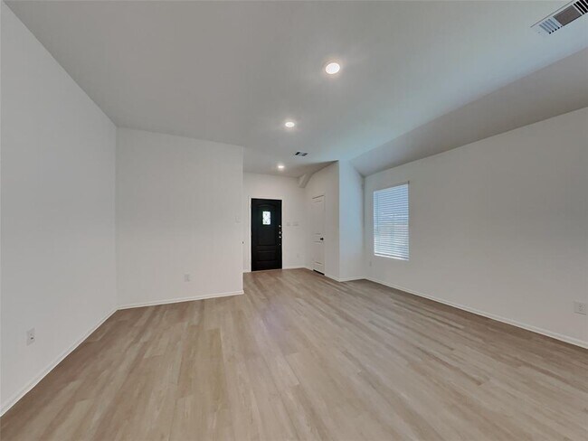 Building Photo - 10495 Pineland Dr