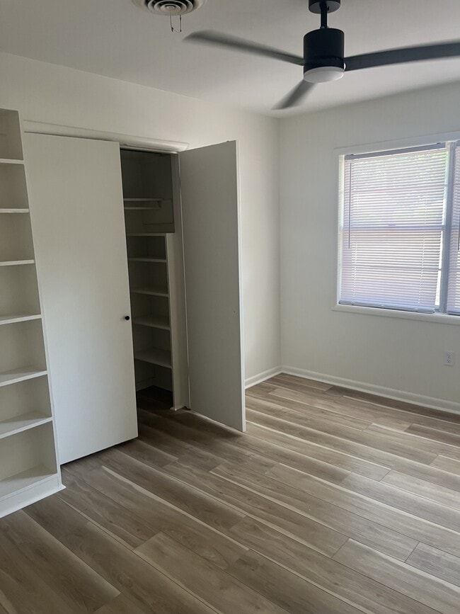 Foto del edificio - 13 Meadowbrook Dr