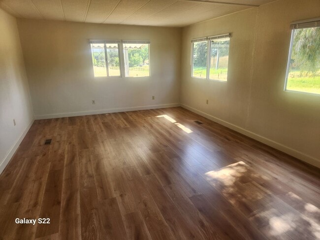 Building Photo - Bright and Cheery, well maintained 2 bedro...