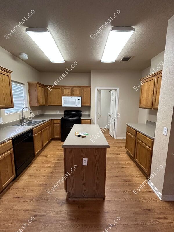 Foto del edificio - 4808 Virginia Dare Ln