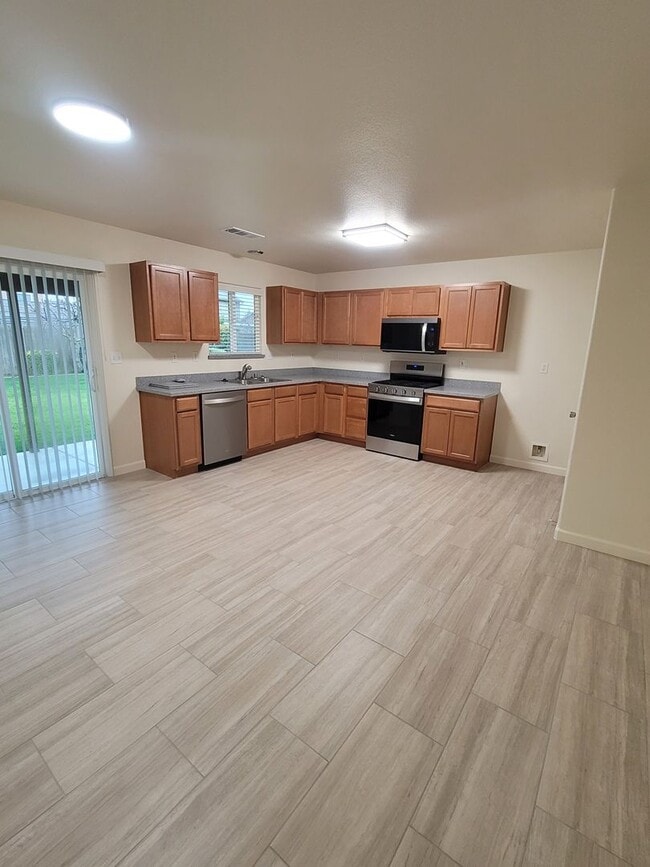 Foto del edificio - 3 bedroom 2 bath SW Visalia Home