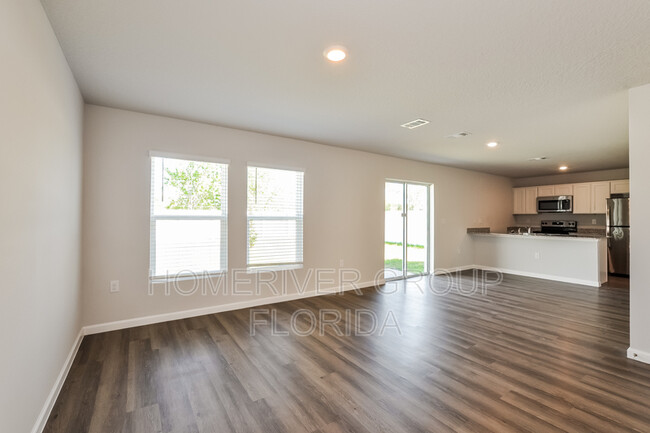 Building Photo - 107 Persimmon Dr