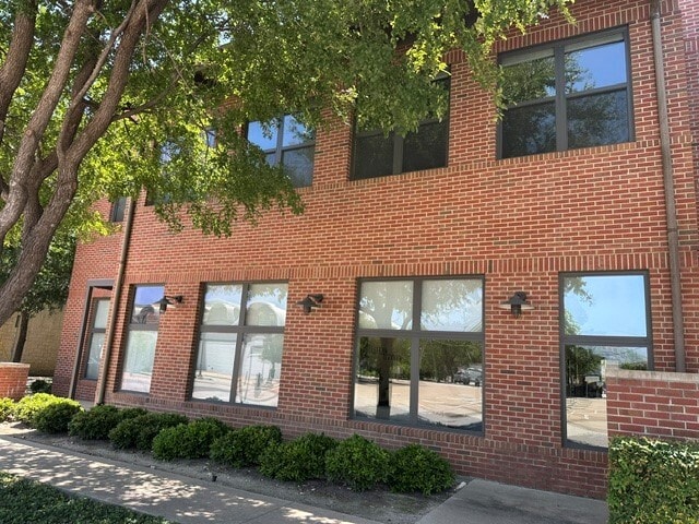 Building Photo - 1460 W Oleander St