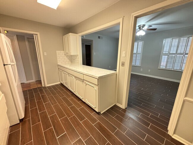 Foto del edificio - CONDO WITH ALL BILLS PAID