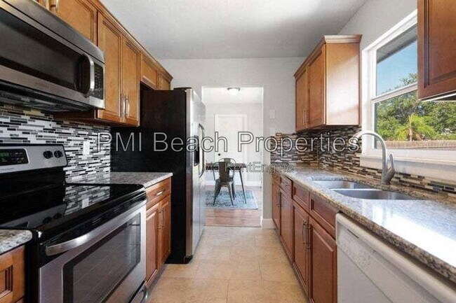 Foto del edificio - 2456 SE Melaleuca Blvd